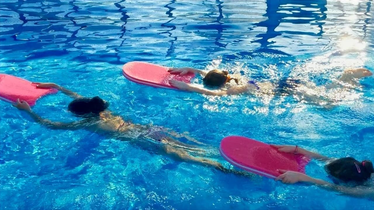 שחיינים בבריכת מולטיפול