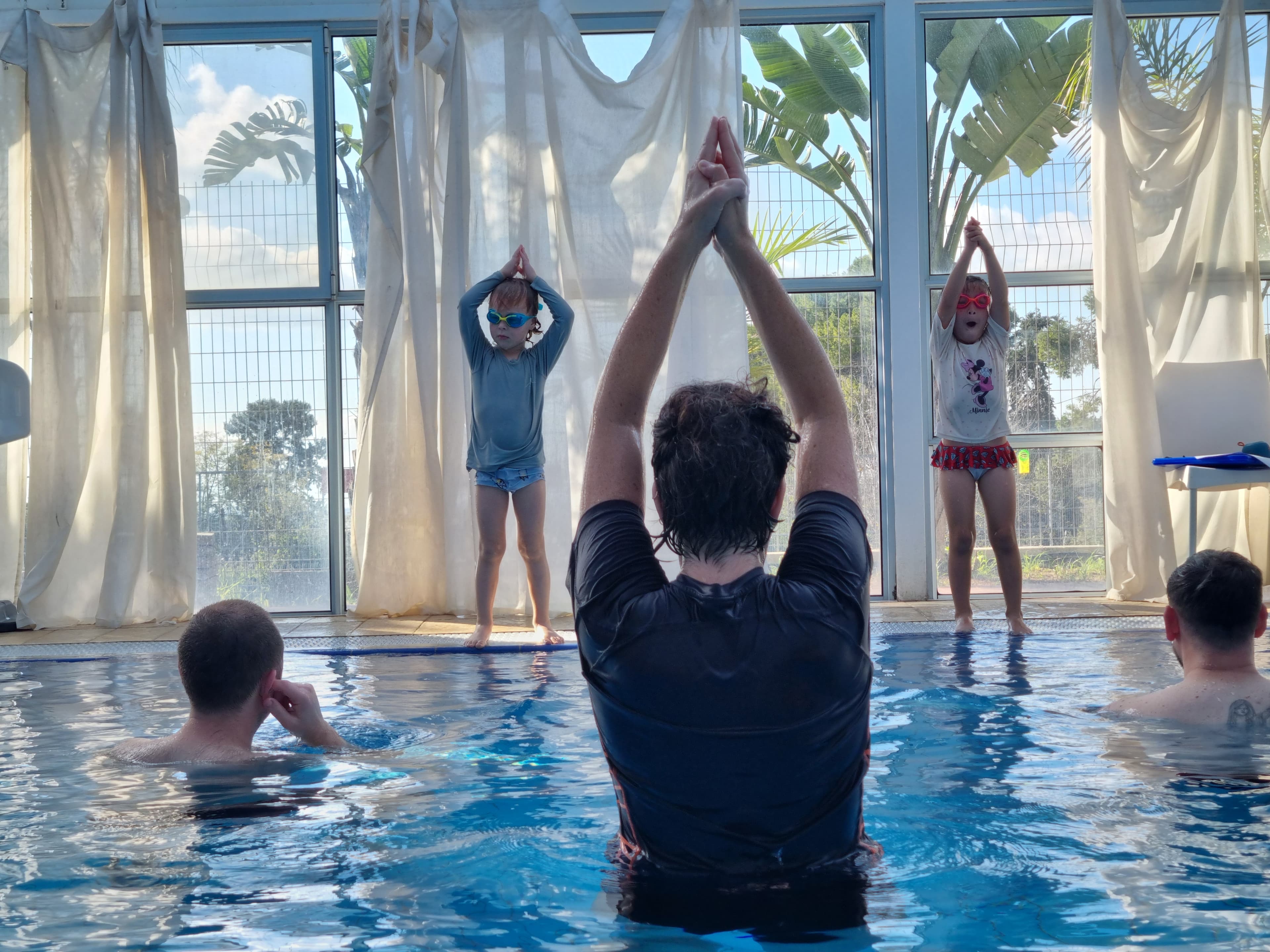 פעמוני מים וילדים שוחים